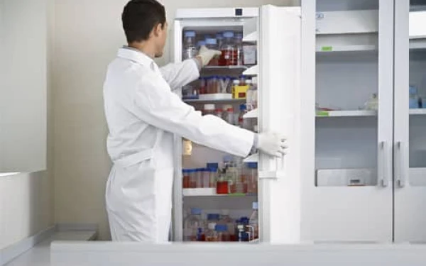 یخچال آزمایشگاهی چه تفاوتی با یخچال خانگی دارد؟